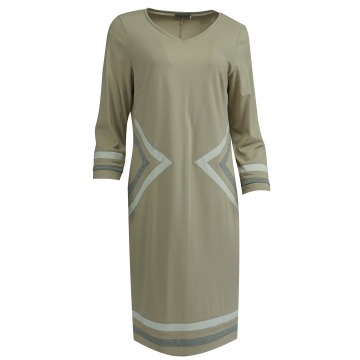 Kremowa sukienka, w wyszczuplające wzory, model oversize